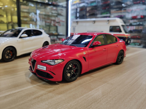 1/18 OTTO Alfa Romeo Giulia Quadrifoglio (Red) Enclosed Car Model Limited