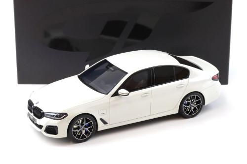 1/18 GT Spirit 2023 BMW 545e xDrive Saloon M Sport (Alpine White) Car Model