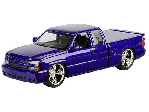 1/25 Motormax 2006 Chevrolet Silverado Extended Cab Custom (Blue) Diecast Car Models