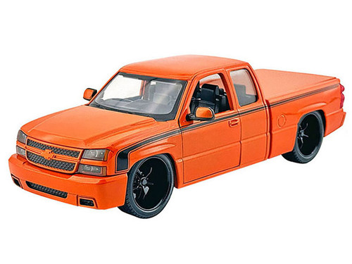 1/25 Motormax 2006 Chevrolet Silverado Extended Cab Custom (Metallic Orange) Diecast Car Models