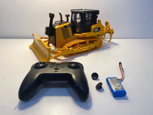 DAMAGED AS-IS 1/24 Diecast Masters CAT RC Radio Control D7E Track Type Tractor DAMAGED AS-IS 1/24 Diecast Masters CAT RC Radio Control D7E Track Type Tractor
