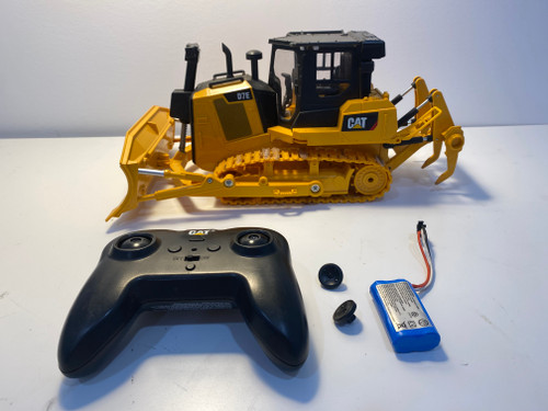 DAMAGED AS-IS 1/24 Diecast Masters CAT RC Radio Control D7E Track Type Tractor DAMAGED AS-IS 1/24 Diecast Masters CAT RC Radio Control D7E Track Type Tractor