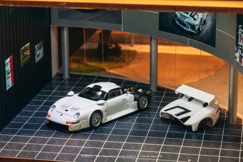 1/64 Tarmac Works Porsche 911 GT1 (White) Diecast Car Model with 1 Pack of 2 Collectible Trading Cards 1/64 Tarmac Works Porsche 911 GT1 (White) Diecast Car Model with 1 Pack of 2 Collectible Trading Cards