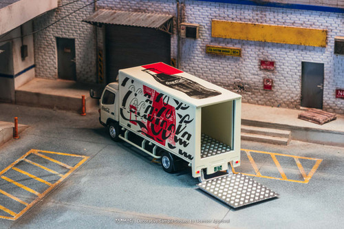 ミニカー Tarmac Coca-Cola Mitsubishi Fuso Super 1/64 Mitsubishi Fuso Super Great Coca-Cola Santa Truck - Tarmac Works