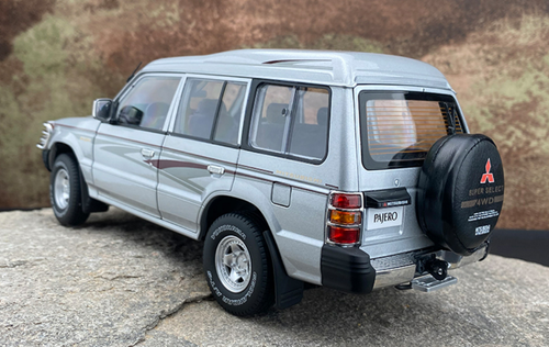 MINOR DAMAGED AS-IS 1/18 Mitsubishi Pajero V31 (Silver) Diecast Car Model