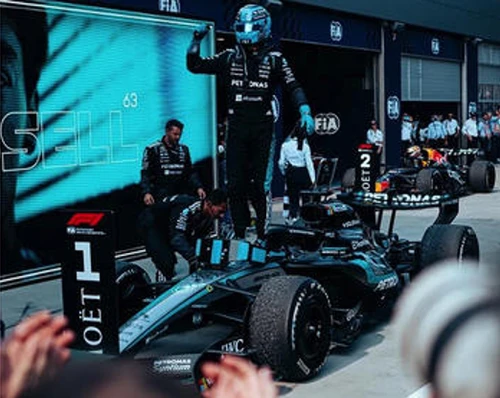 1/43 Spark Mercedes-AMG Petronas Formula 1 Team W17 No.63 Winner Austrian GP 2026  George Russell  (With number board) Car Model