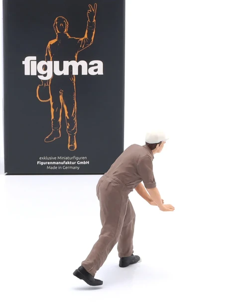 1/18 Figurenmanufaktur Mechanic with Cap & Brown Overall Pushes Figure
