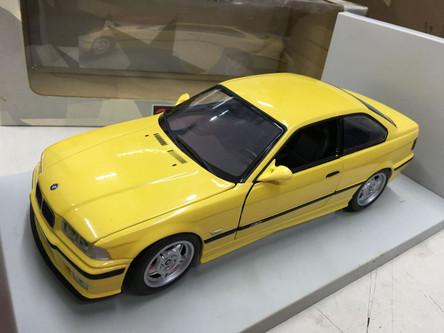 絶版AUTOart BMW M3 イエロー 1/18 1/18 AUTOart BMW E46 M3 (Yellow) Diecast Car Model