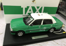 1/18 TINY Hong Kong Toyota Crown comfort Urban Taxi (Green) Car Model with Lights