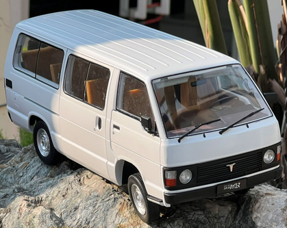 1/18 Dealer Edition Toyota HIACE YH50 (White) Diecast Car
