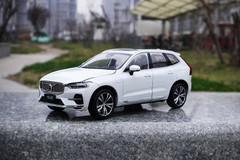 1/18 Dealer Edition 2022 Volvo XC60 Recharge (White) Diecast Car Model