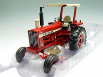 1/16 Ertl International Farmall 1456 (Red Hood)