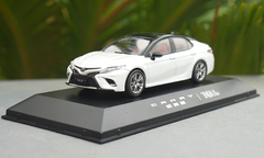 1/43 Dealer Edition 8th Generation (2018-Present) Toyota Camry XSE SE (White) Diecast Car Model