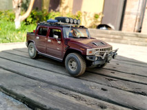 1/18 Hummer H2 SUT Pickup Truck Dirt Version (Wine Red) Diecast Car Model