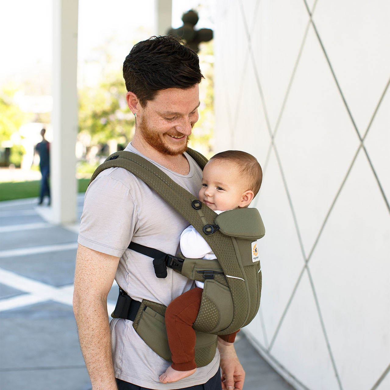 Ergobaby Omni Breeze Carrier Plus FREE Portable Changing Pad