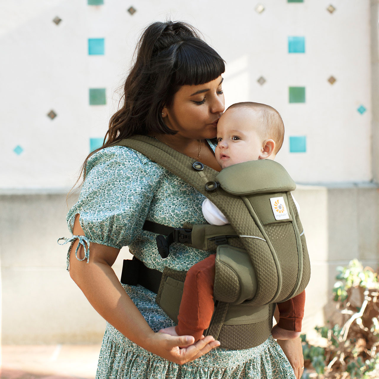 Ergobaby Omni Breeze Carrier Plus FREE Portable Changing Pad