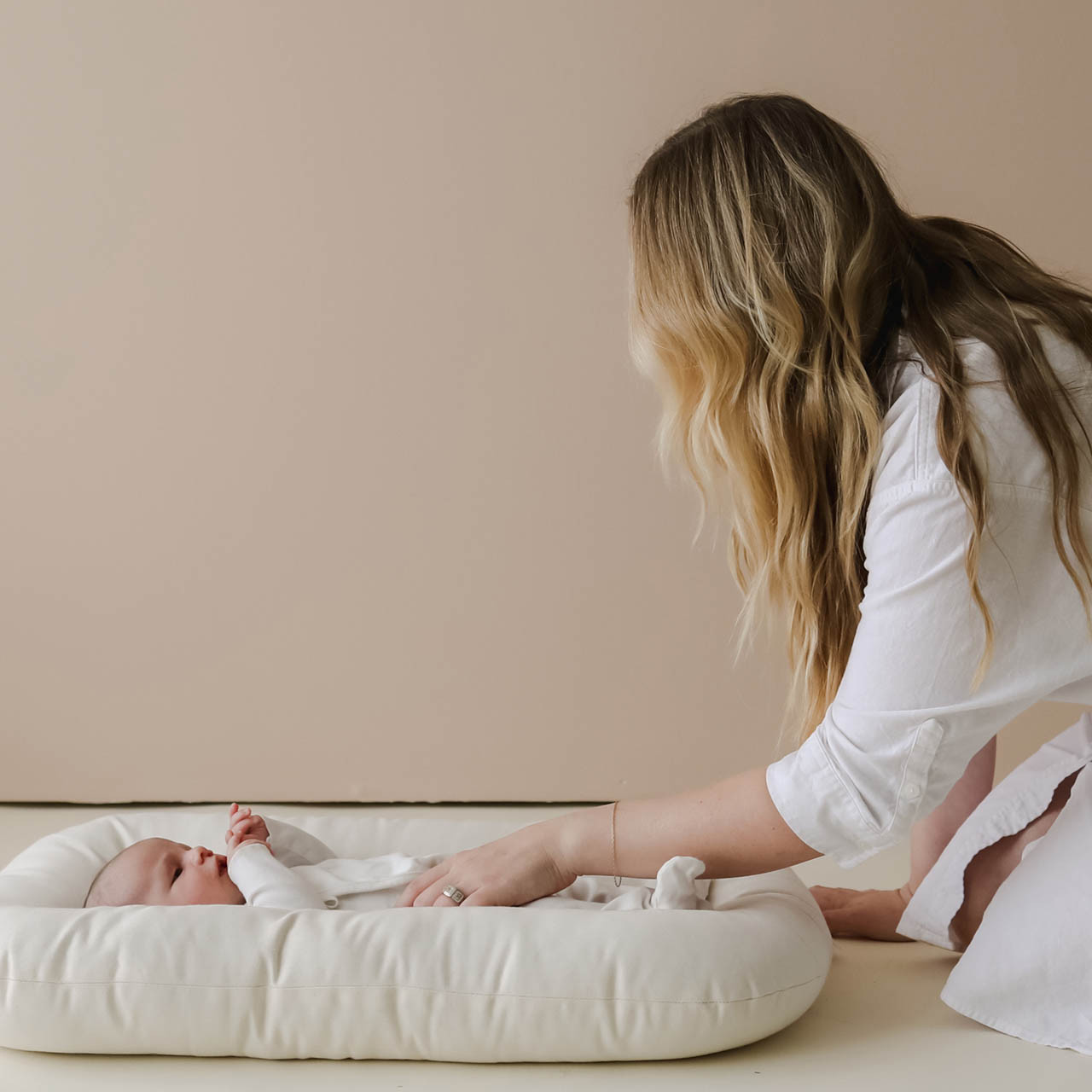 Snuggle Me Organic Infant Lounger Natural Winstanleys Pramworld