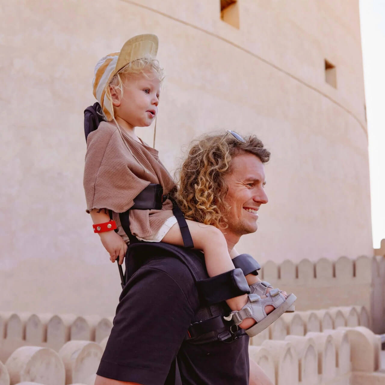 Minimeis G5 Shoulder Carrier Black Core Winstanleys Pramworld