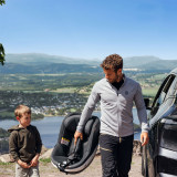 BeSafe Beyond - Fresh Black Cab (lifestyle 1)