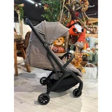Amaati Perla Compact Stroller (lifestyle)