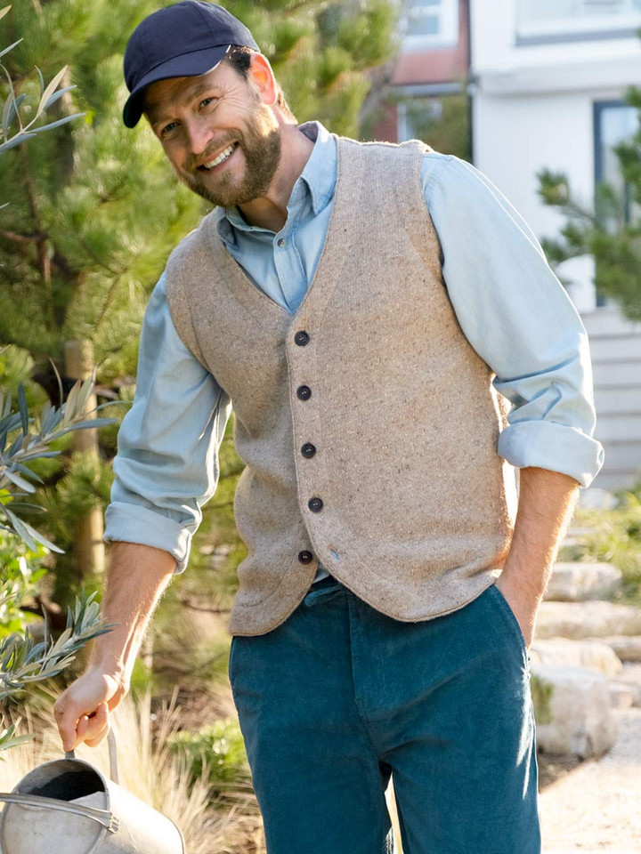 Men's Oat Knitted Vest Model