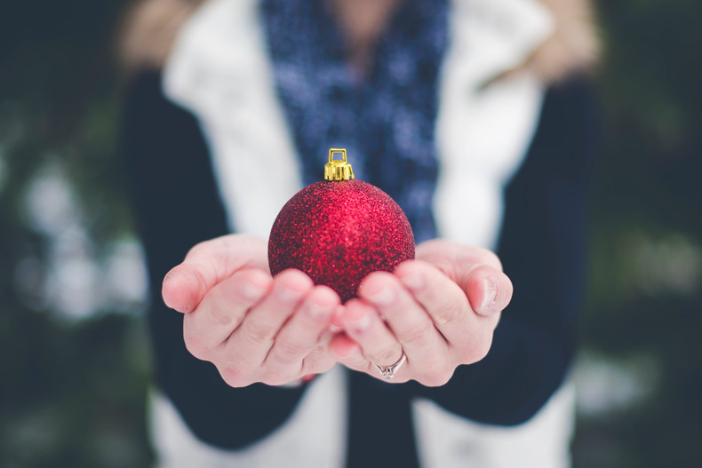 A Helping Hand for Holiday Decorating