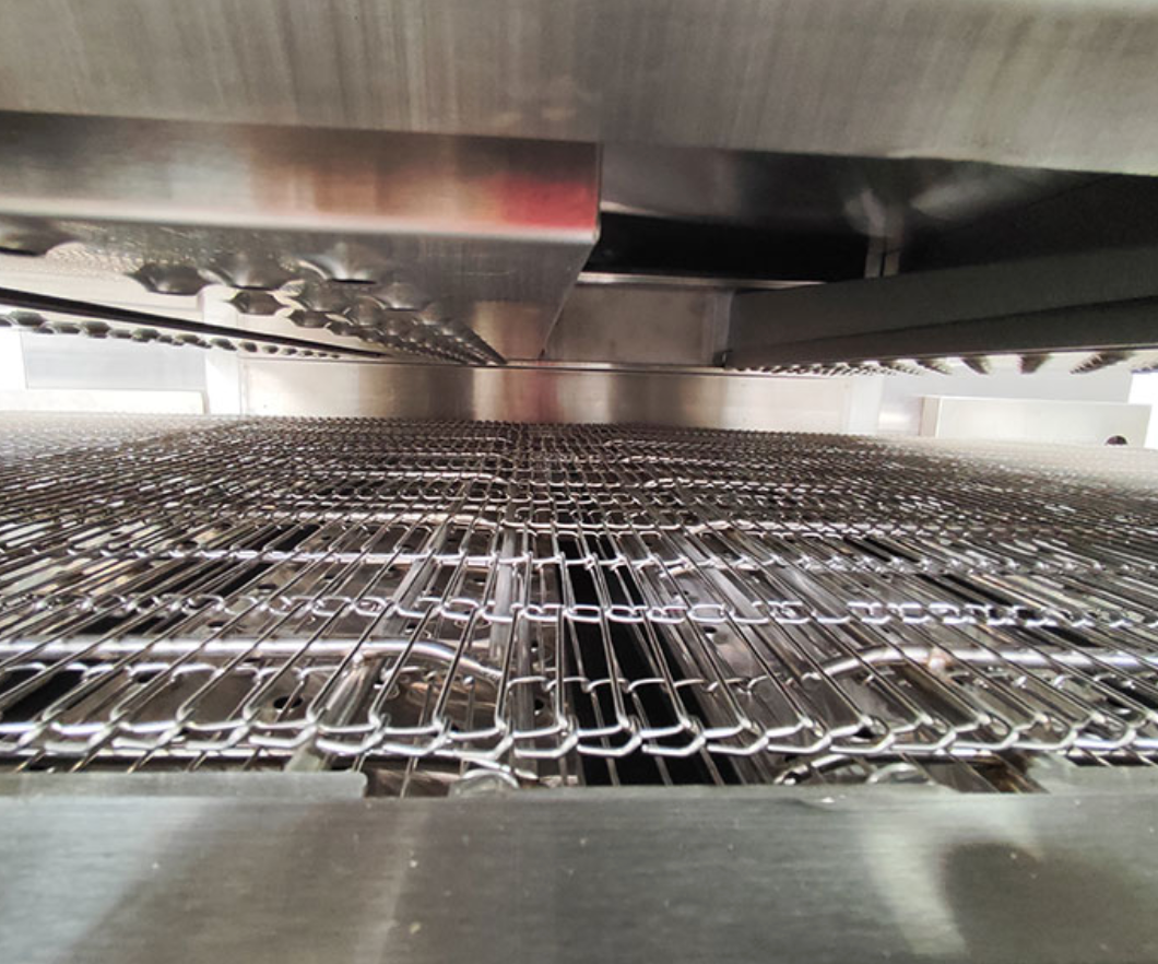 This belt offers plenty of space to prep sandwiches, appetizers, or pizzas. For added versatility, the conveyer belt features a reverse function to adapt to any kitchen's operating structure and to continue cooking food without removing it from the conveyor.