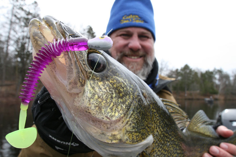 Jigging for Walleye at the Dam!! (Mississippi River December 2020) 