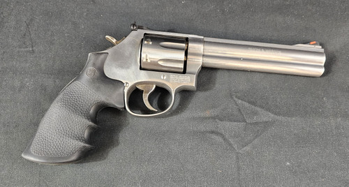 Smith & Wesson 686-6 / 7 Shot .357 Mag - Right Side