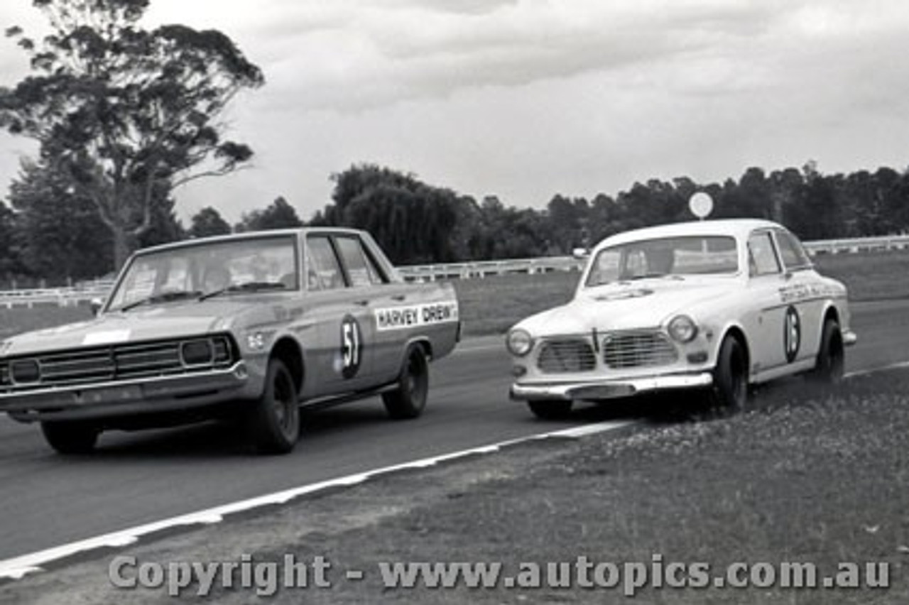 70337 - G. Hunter Chrysler Valiant Pacer -A. Miedecke Volvo 122S - Warwick Farm  1970 - Photographer David Blanch