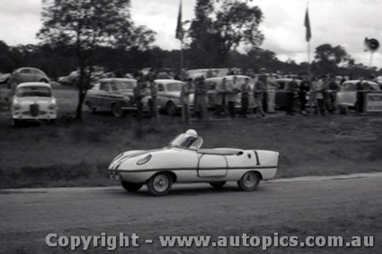 60912 - R. Moore  Goggomobile Dart - Templestowe Hill Climb 25th September 1960 - Photographer Peter D Abbs