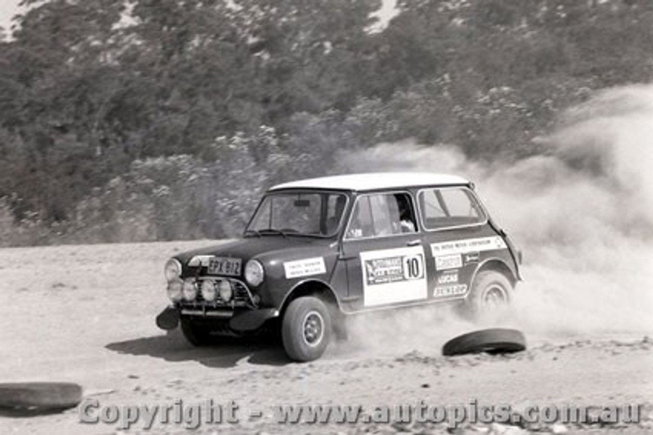 68995 - P. Hopkirk  Morris Cooper S - Souther Cross  Rally 9th October 1968 - Photographer Lance J Ruting