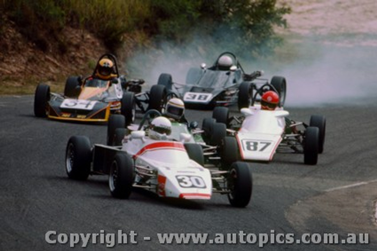 83520 - R. Barnale Elfin / G. Jones Van Dieman / D. Stanley  Forrester Bowin  Formula Ford - Amaroo Park 1983 - Photographer Ray Simpson
