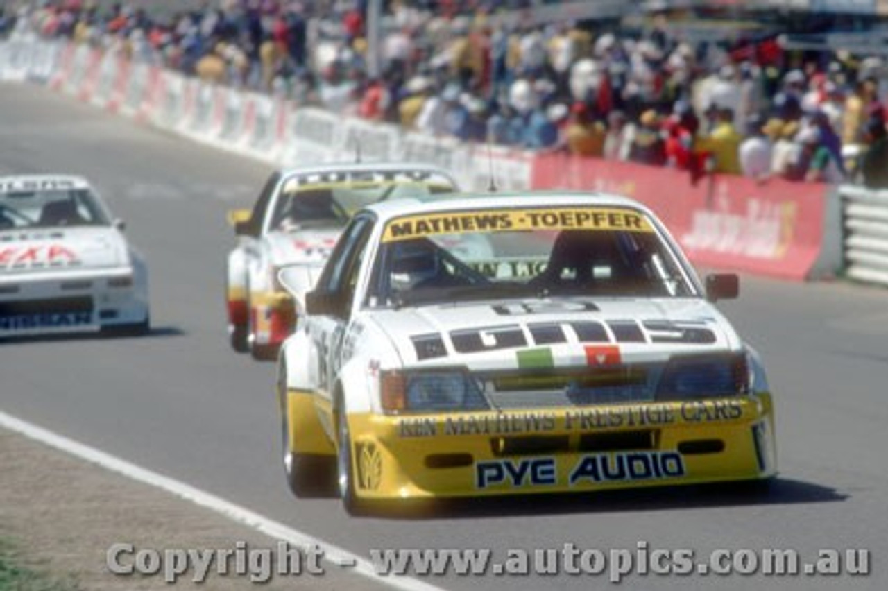 84859 - K. Mathews / G. Toepfer  Holden Commodore VH -  Bathurst 1984 - Photographer Peter Green