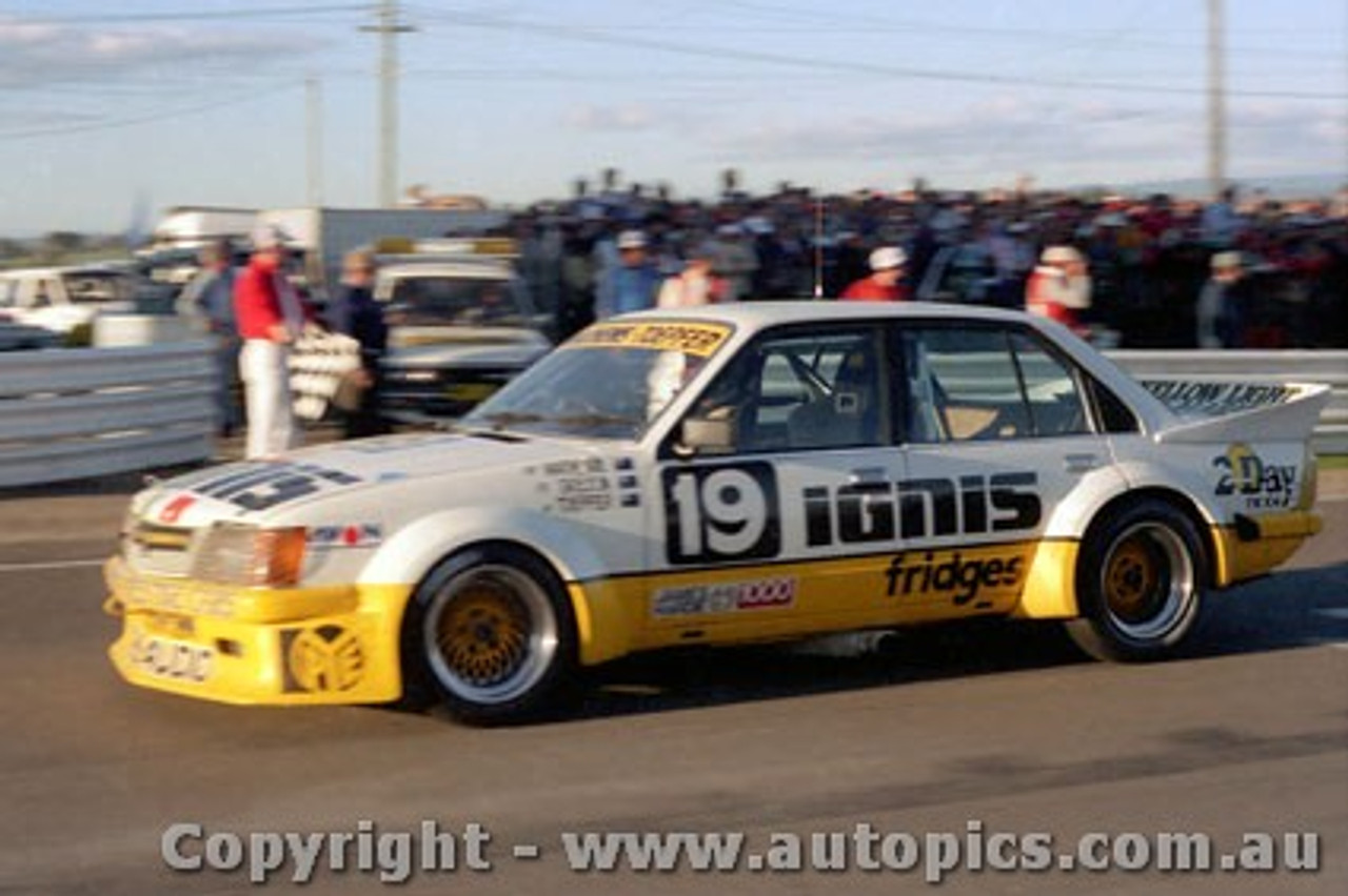 84860 - K. Mathews / G. Toepfer  Holden Commodore VH -  Bathurst 1984 - Photographer Lance Ruting