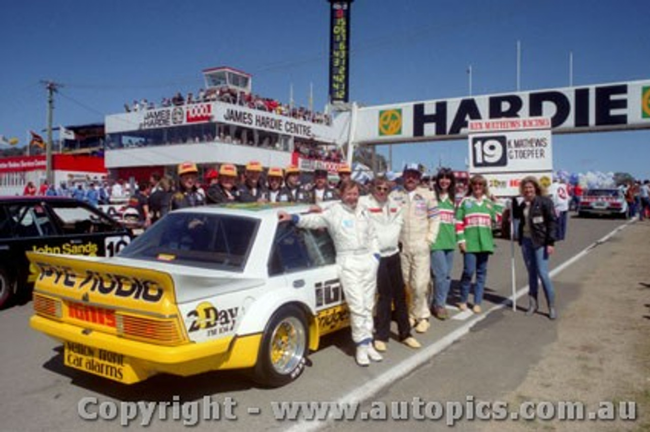 84862 - K. Mathews / G. Toepfer  Holden Commodore VH -  Bathurst 1984 - Photographer Lance Ruting