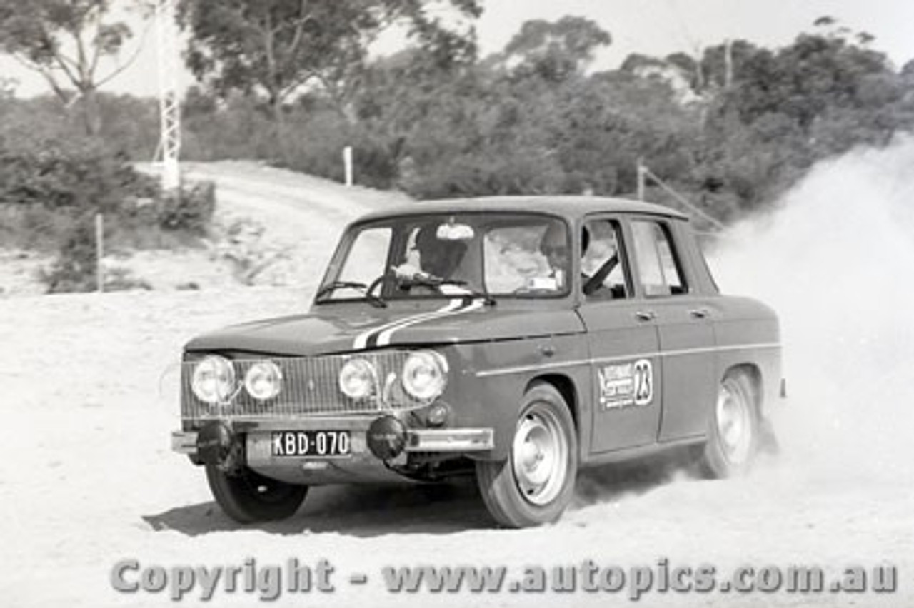 68917 - P. Janson / D. Cheetle - Renault R8 Gordini - Southern Cross Rally 1968 - Photographer Lance J Ruting.