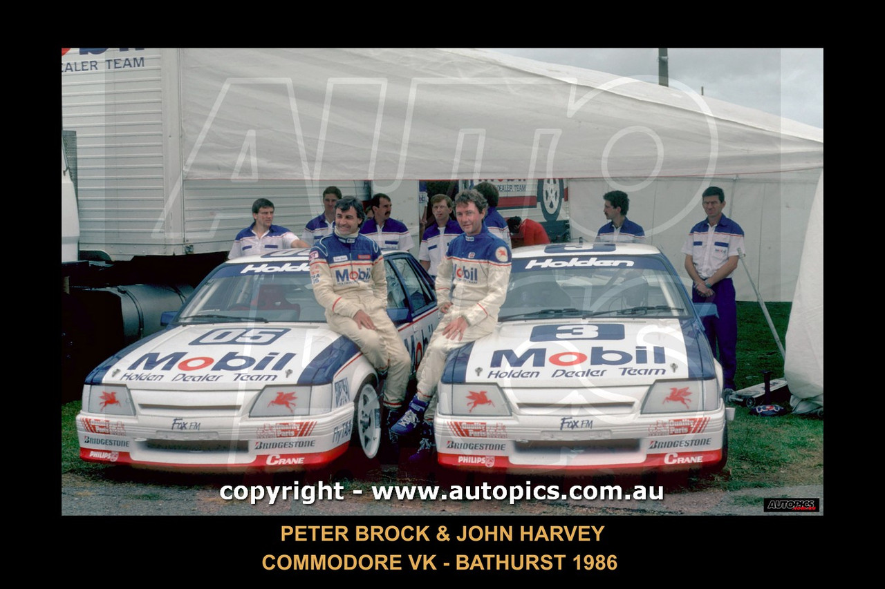 86761-1 - Peter Brock &  John  Harvey  -  James Hardie 1000, Bathurst,  1986 - Holden Commodore VK - Printed with a black border and a caption describing the photo.