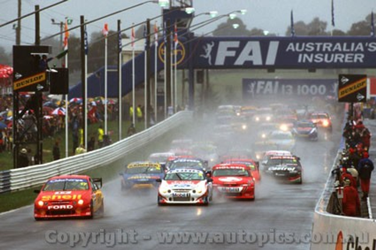 200700 - The Start of the FIA 100 Bathurst 2000 - Falcon leads the Commodores