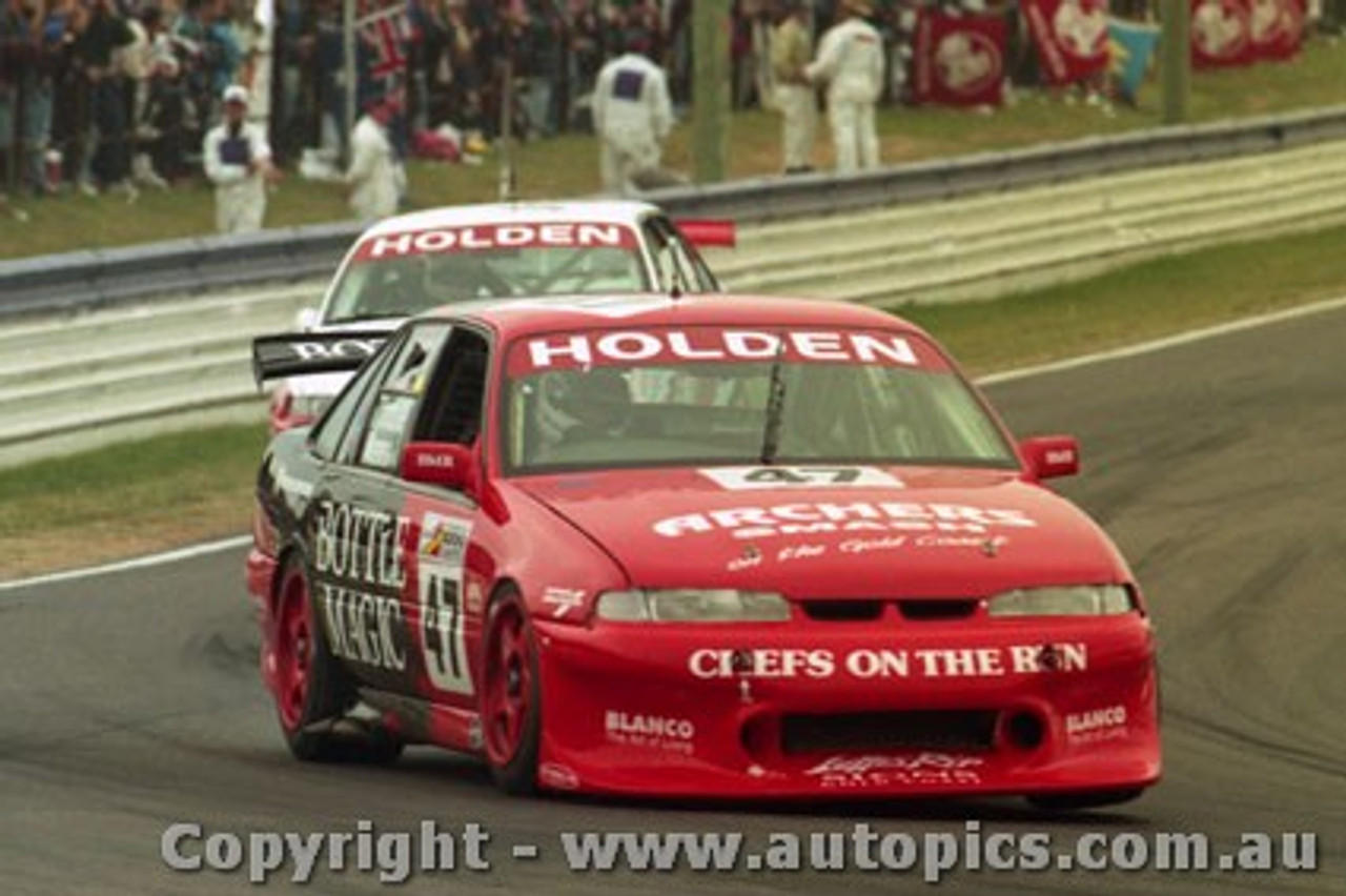 97798 - J. TRIMBOLE / T. MEZERA - Commodore VS - Bathurst 1997 - Photographer Ray Simpson