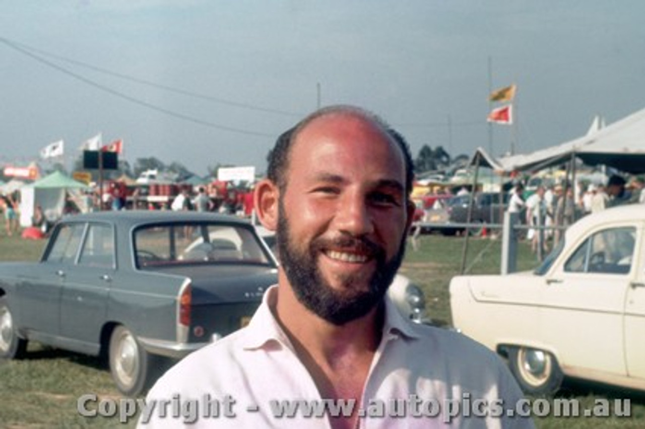 63564 - Stirling Moss  -  Warwick Farm -  10th Feb. 1963  - Photographer Laurie Johnson