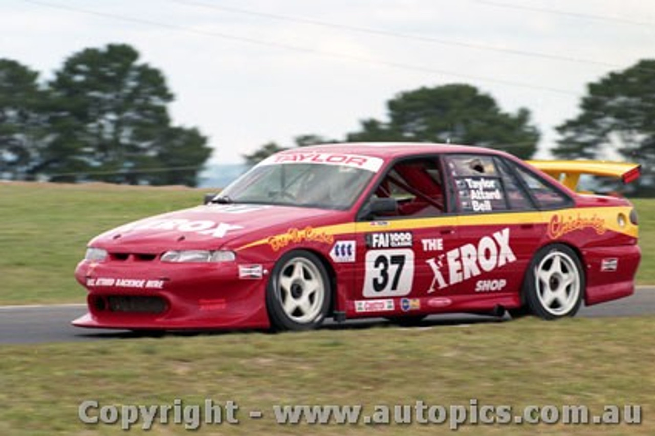 98758 - B. ATTARD / S. TAYLOR / S. BELL - Commodore VS - Bathurst 1998 - Photographer Marshall Cass