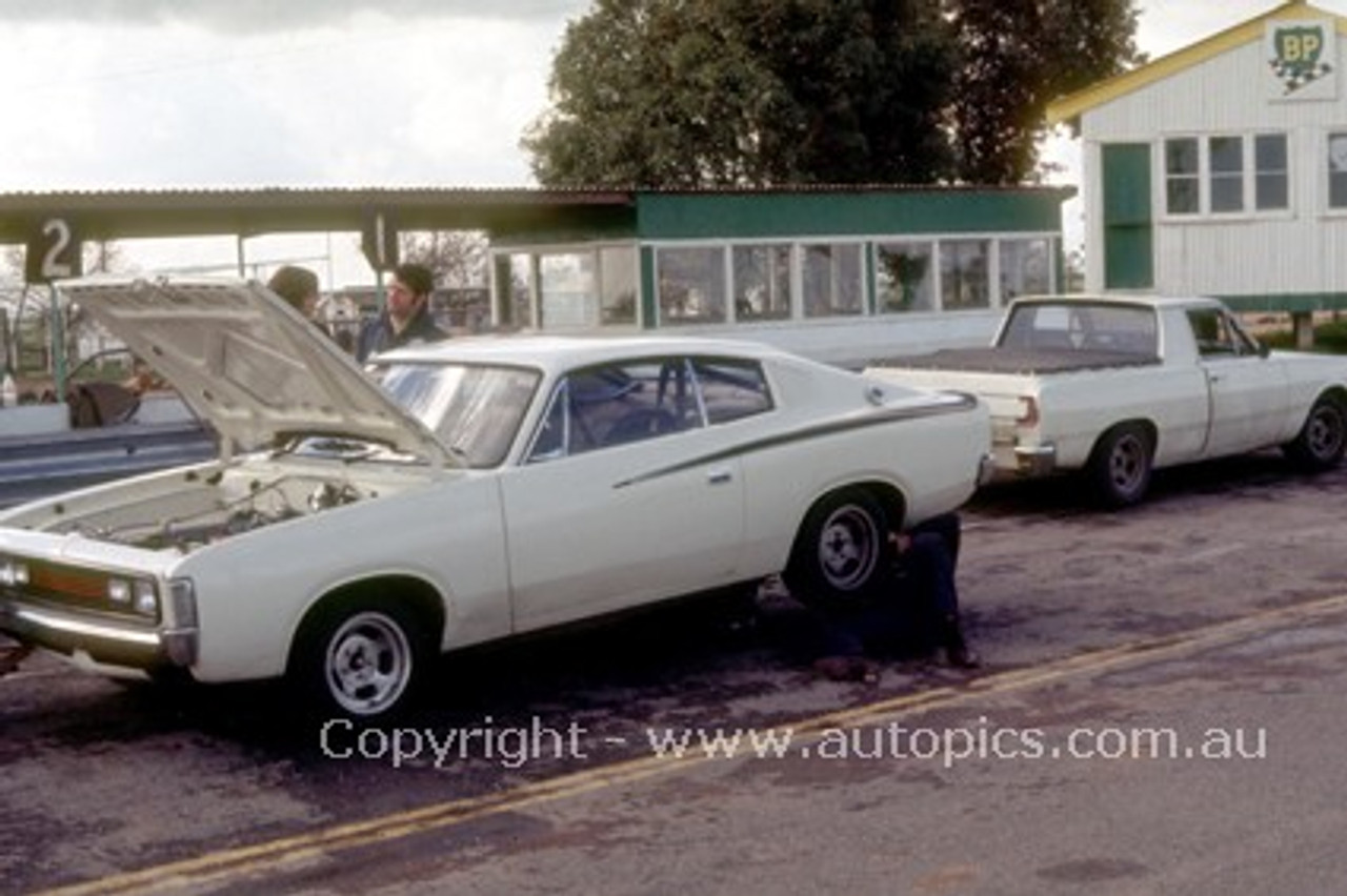 70348 - Charger Development at Mallala 1971- Leo Geoghegan & John Ellis with the VG ute and the Charger - Photographer Jeff Nield