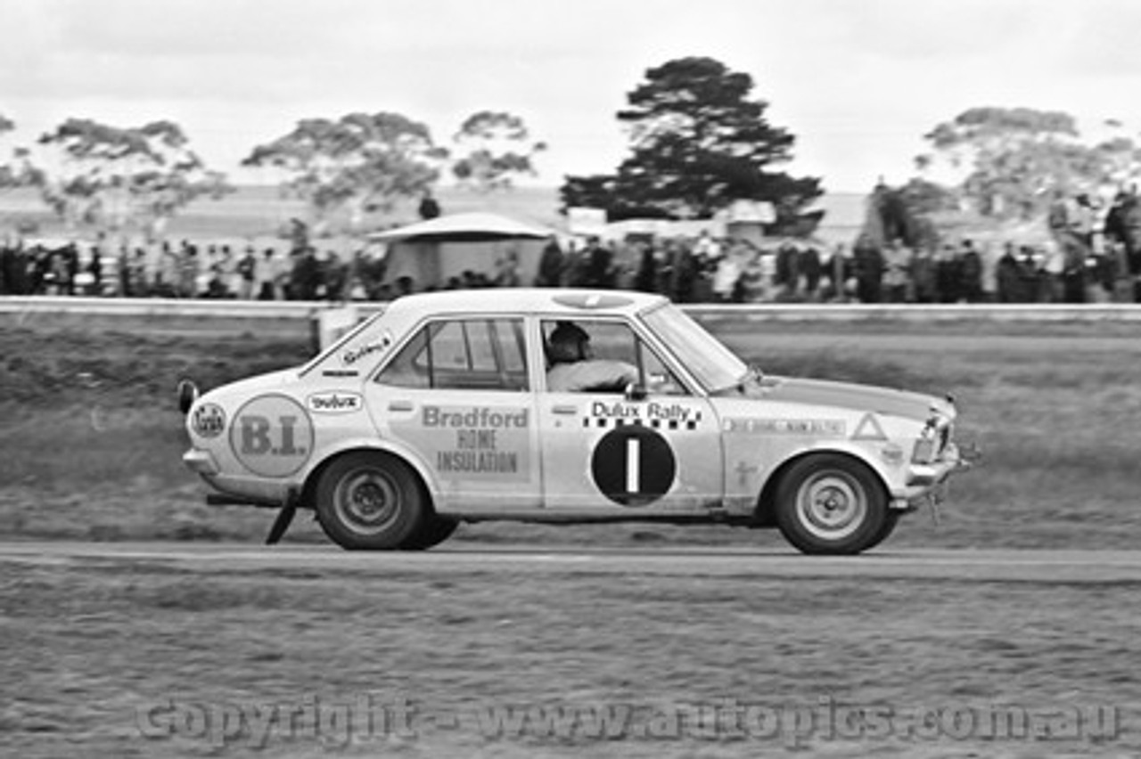 71246 - Doug Chivas / Norm Bolitho, Mitsubishi Colt - Dulux Rally - Calder 15th August 1971 - Photographer Peter D'Abbs