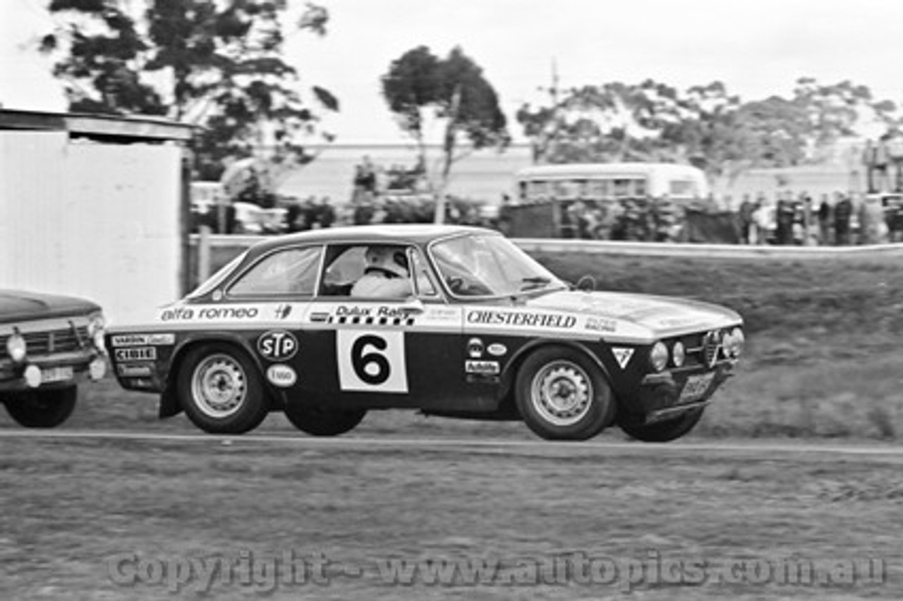 71250 - David McKay / Graham Watson, Alfa Romeo GTV,  - Dulux Rally - Calder 15th August 1971 - Photographer Peter D'Abbs