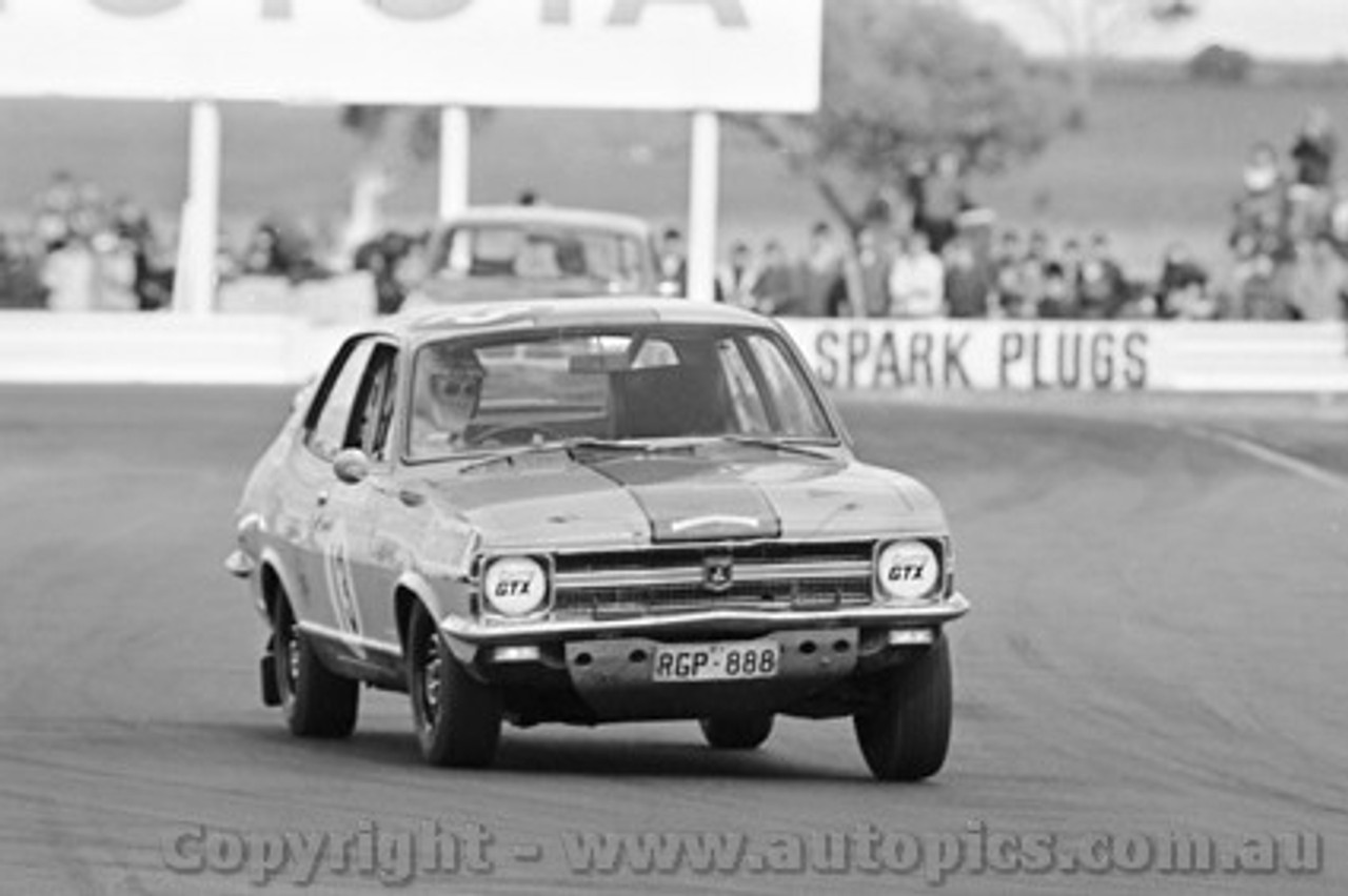 71256 - Stewart McLeod / Adrian Mortimer, Torana XU1 - Dulux Rally - Calder 15th August 1971 - Photographer Peter D'Abbs