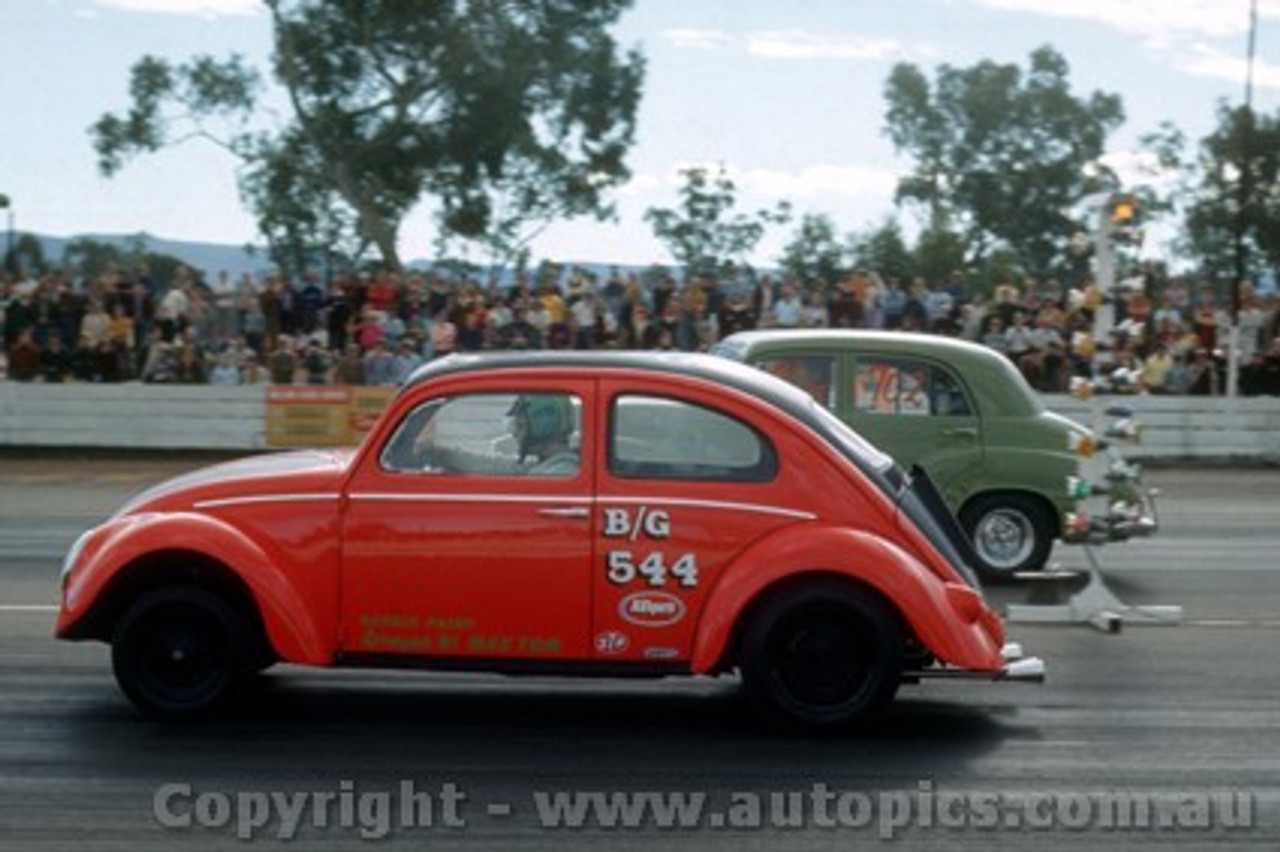 75909 - VW  V's  FJ Holden - Castlereagh Drags 1975 - Photographer Jeff Nield