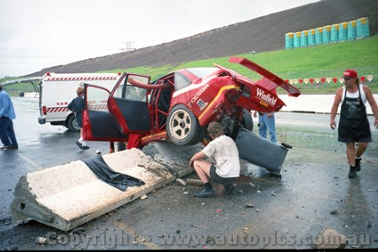 95031 - Mark Skaife's crash in Commodore during practice session- Eastern Creek, 1995 - Photographer Marshall Cass