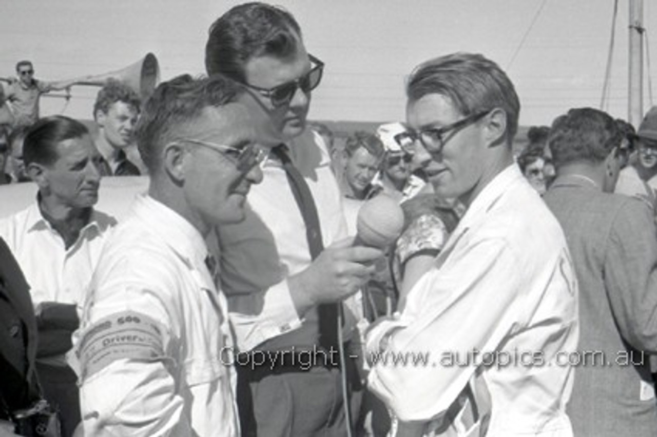 60749 - F. Coad / J. Roxburgh Vauxhall Cresta - Winner of the First Armstrong 500 Phillip Island 1960 - Photographer Peter D'Abbs