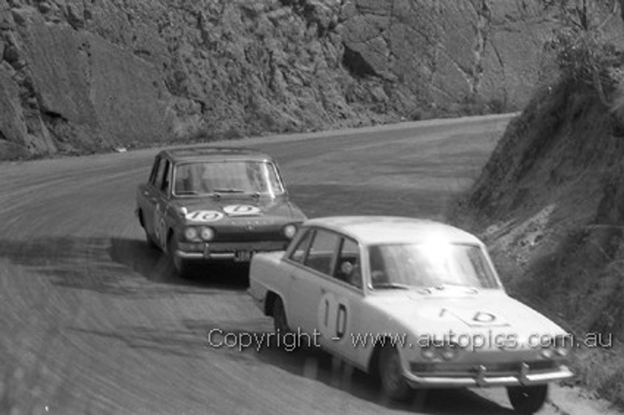 64763 - A. Davis / P. Mander & A. Davison / R. Tresise - Triumph 2000  -  Bathurst 1964 - Photographer Lance Ruting